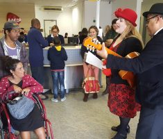 AACD recebe serenata romântica no Dia dos Namorados