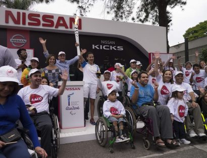 Pacientes e representantes da AACD conduzem tocha paralímpica
