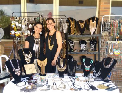 Duas mulheres e uma mesa dom bijouterias