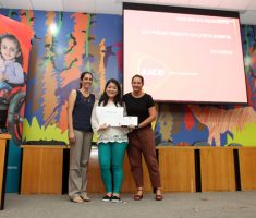 três mulheres segurando um certificado
