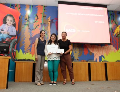 três mulheres segurando um certificado