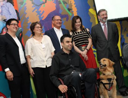 Projeto Genocão treina cães para auxiliar pessoas com deficiência