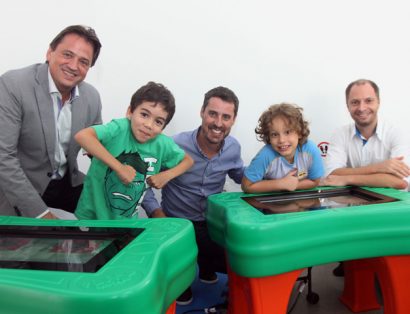 AACD recebe doação de mesas digitais com jogos pedagógicos