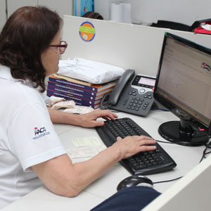 Recepcionista digitando