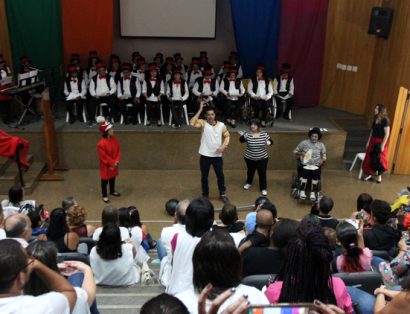 Grupo teatral se apresentando