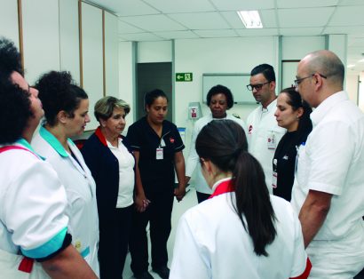 Grupo de pessoas orando