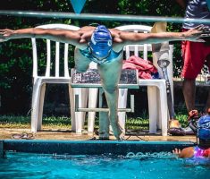 Atleta pulando na piscina