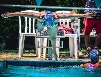 Atleta pulando na piscina