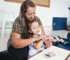 Mãe e menina brincando