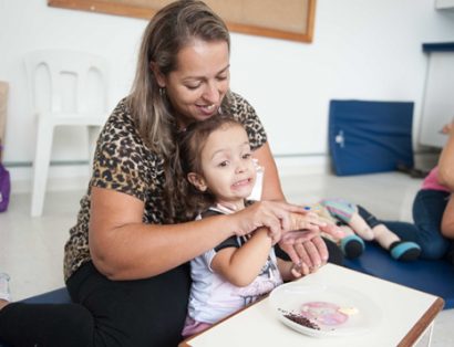 Mãe e menina brincando