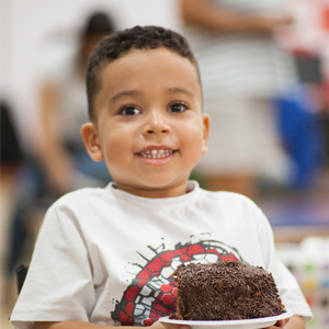 Menino comendo bolo