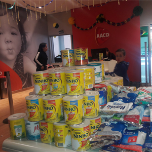 Pilha de alimentos doados