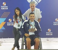 homem com muitas medalhas