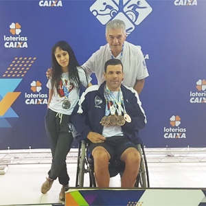 homem com muitas medalhas