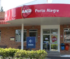 Inaugurada em 2000, a AACD Porto Alegre é fruto da arrecadação de recursos proveniente da 2ª edição do Teleton e comemora 25 anos de atividade em 2025. Com Centro de Reabilitação e Oficina Ortopédica, a unidade é referência no Rio Grande do Sul e recebe pacientes de 32 municípios das 1ª e 2ª coordenadorias regionais do estado. Em 2024, realizou mais de 96 mil atendimentos e entregou mais de 7 mil produtos ortopédicos, a grande maioria via Sistema Único de Saúde (SUS)