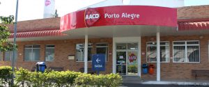 Inaugurada em 2000, a AACD Porto Alegre é fruto da arrecadação de recursos proveniente da 2ª edição do Teleton e comemora 25 anos de atividade em 2025. Com Centro de Reabilitação e Oficina Ortopédica, a unidade é referência no Rio Grande do Sul e recebe pacientes de 32 municípios das 1ª e 2ª coordenadorias regionais do estado. Em 2024, realizou mais de 96 mil atendimentos e entregou mais de 7 mil produtos ortopédicos, a grande maioria via Sistema Único de Saúde (SUS)
