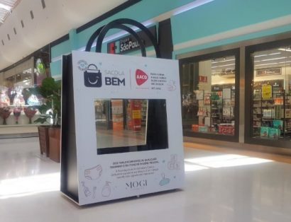 Sacola gigante no shopping para doação de roupas