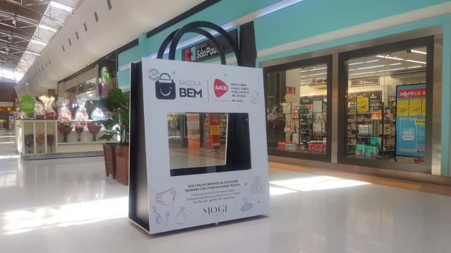 Sacola gigante no shopping para doação de roupas