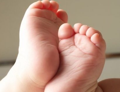 É verdade que bebês não devem usar sapatos?