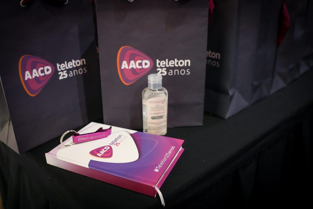 Coletiva Artística - Teleton: Kit com Moleskine, Chaveiro & Álcool em Gel