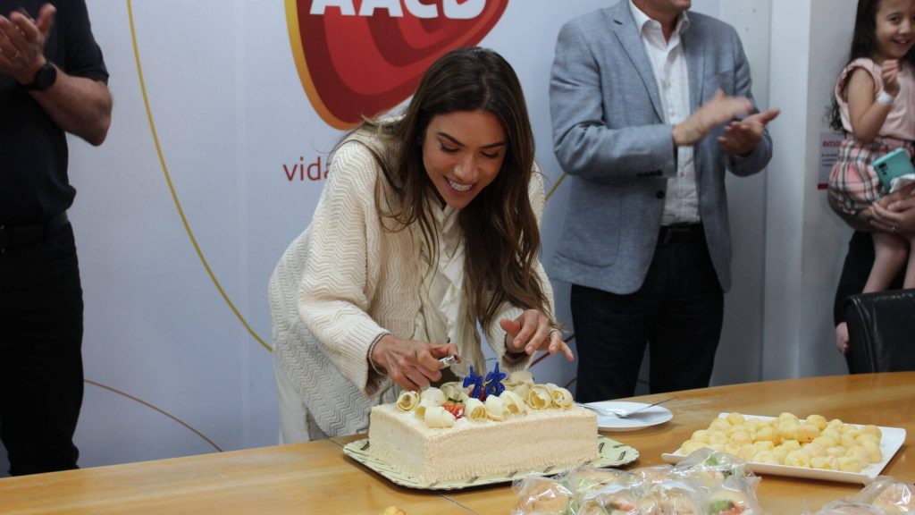 Patrícia Abravanel corta bolo de aniversário em comemoração aos 73 anos da AACD