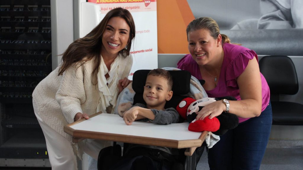 Apresentadora atendeu aos pedidos dos pacientes da AACD e tirou fotos com fãs