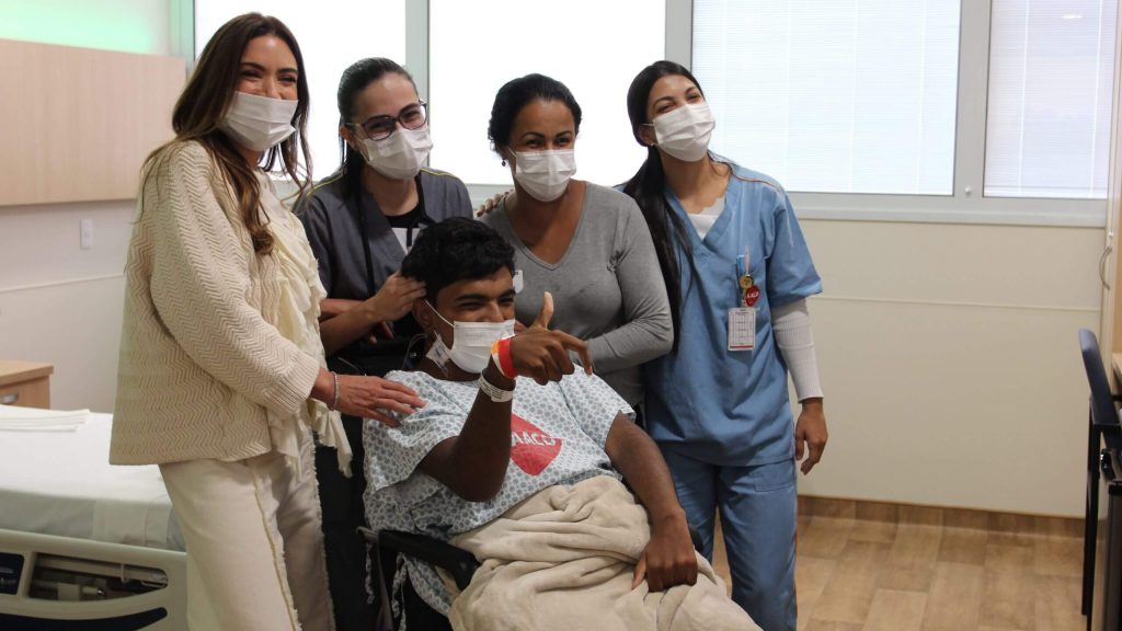 Equipe da AACD também posou ao lado da apresentadora