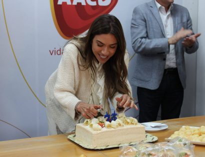 Patrícia Abravanel corta bolo de aniversário em comemoração aos 73 anos da AACD
