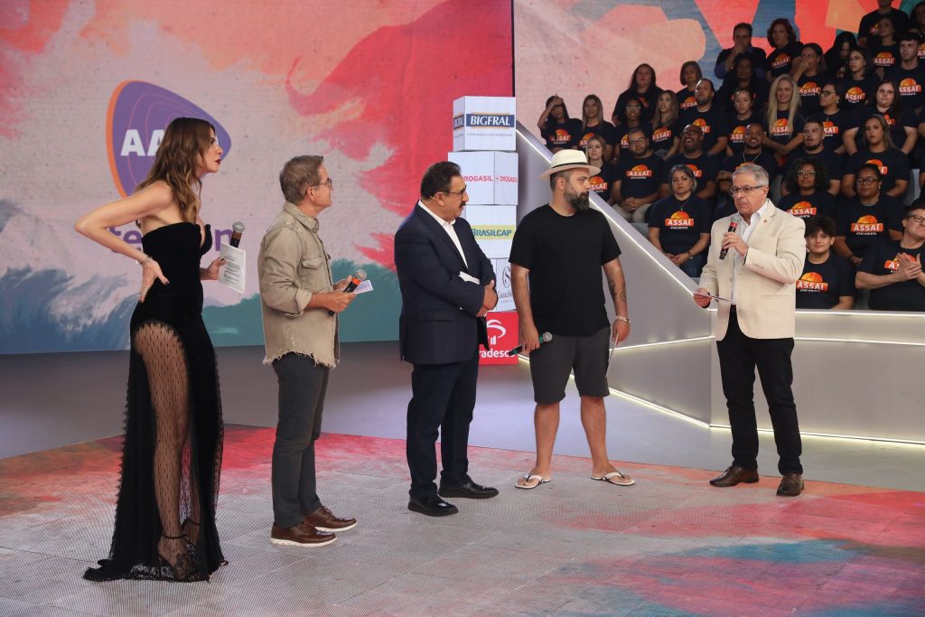 Edson Brito, ao lado de Luciana Gimenez, Carlos Tramontina, Ratinho e Igor 3K no palco do Teleton