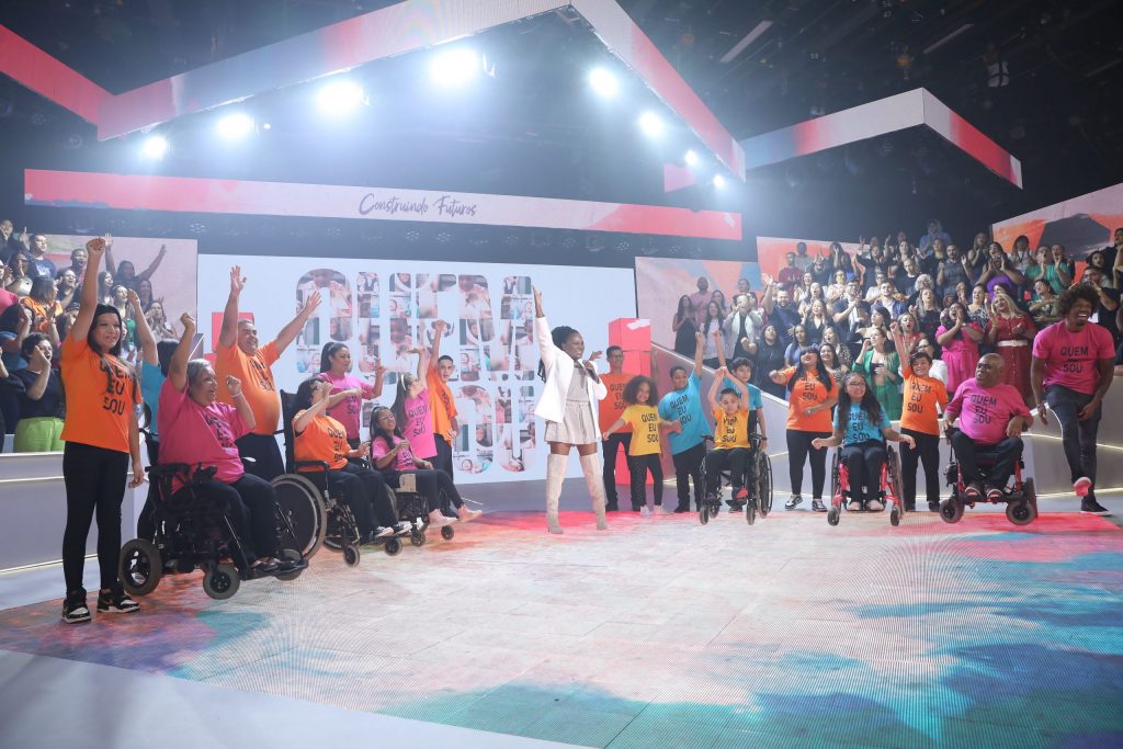 Na abertura do Teleton 2023, coral de crianças e adolescentes cantou a música “Quem sou Eu”