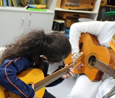 Arterapeuta tocando violão com uma paciente da AACD como parte do projeto de Terapias Integrativas, que pode ser viabilizado por meio de doação feita na declaração completa do Imposto de Renda até 30 de Abril de 2024