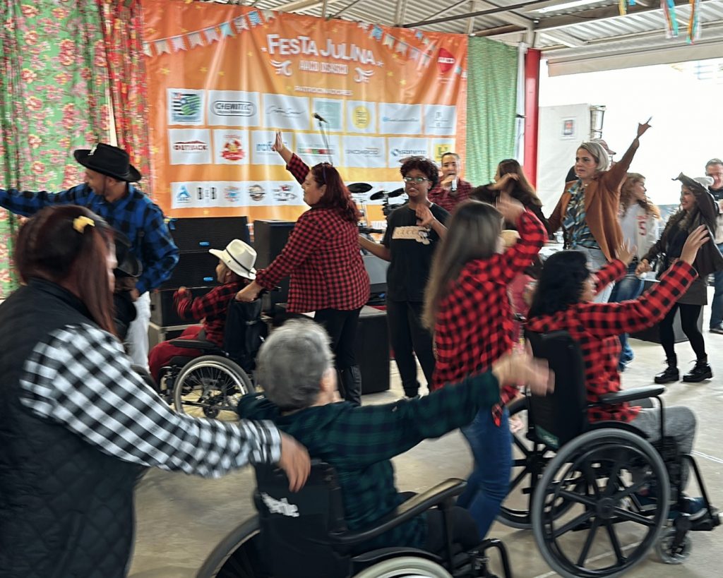 Pacientes com cadeiras de roda formam quadrilha e dançam na Festa Julina da AACD Osasco