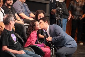 César Filho interage com os pacientes-símbolo Allice, Fernanda e Lécio, em coletiva de imprensa realizada nos estúdios do SBT, em Osasco (SP)