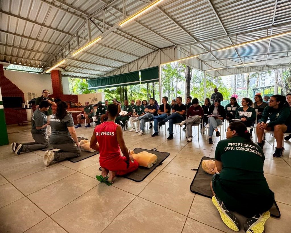 Funcionários do Palmeiras vivenciaram desenvolveram habilidades de ressuscitação cardiopulmonar, uso de desfibrilador automático e realização de manobras de desobstrução das vias áreas, em treinamento da AACD