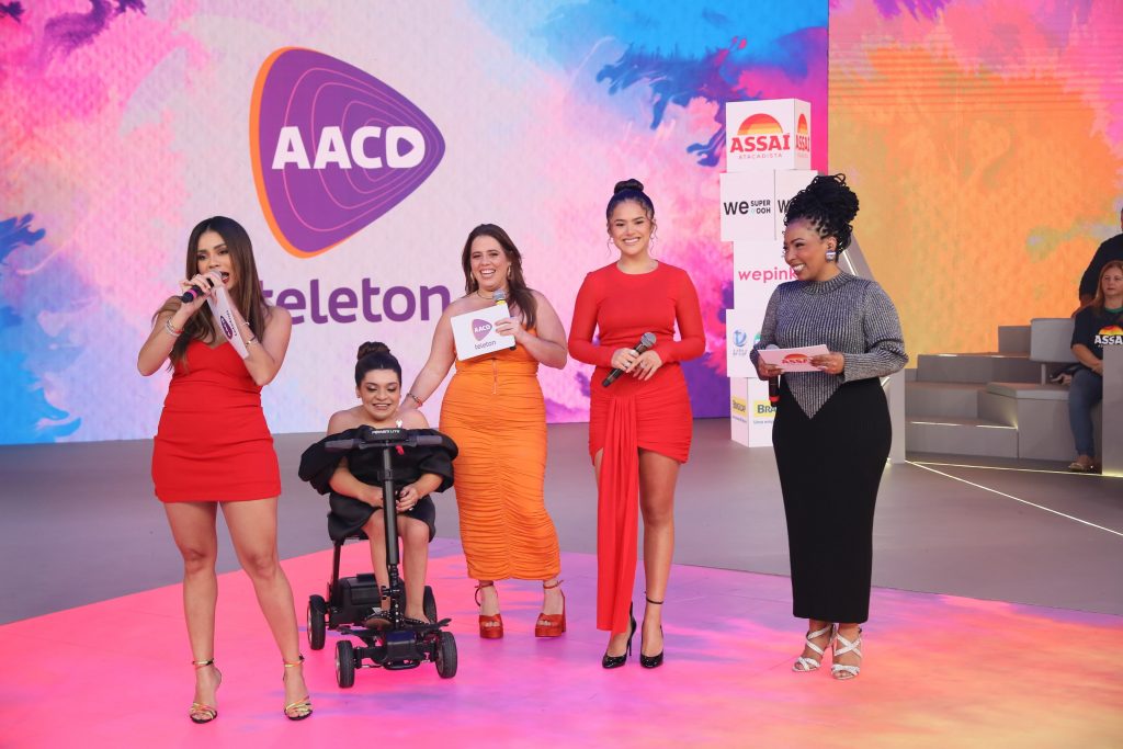 Maisa, Tati Machado, Pequena Lô, Lexa e Juliana Oliveira no palco do Teleton 2024