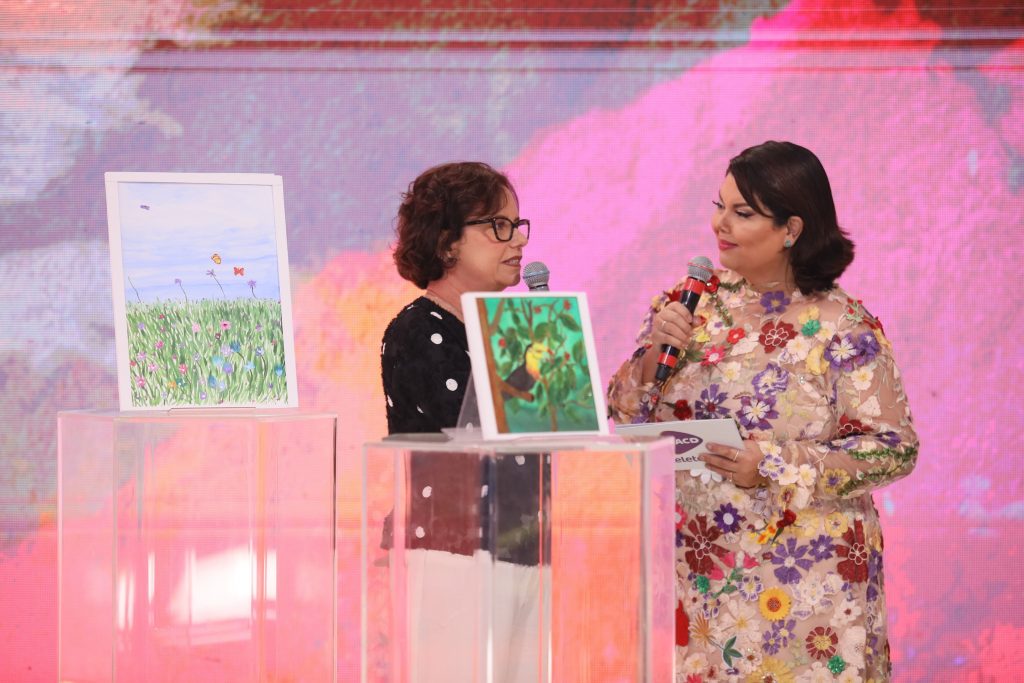 Márcia Gallo fala sobre arteterapia e mostra quadros de pacientes para Fabiana Karla no palco do Teleton 2024