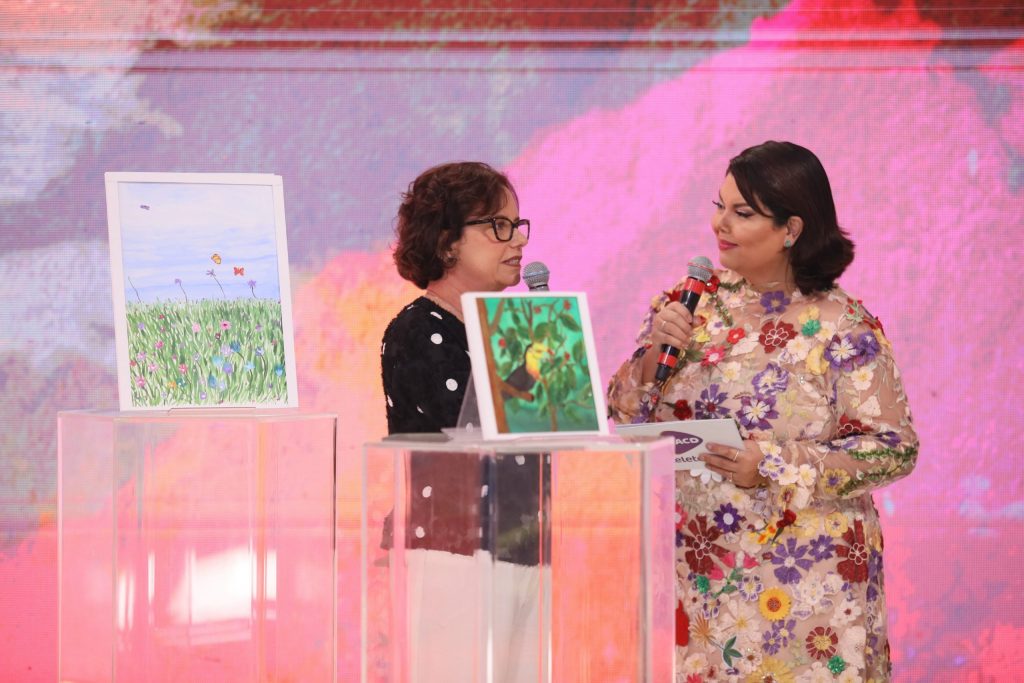Márcia Gallo fala sobre arteterapia e mostra quadros de pacientes para Fabiana Karla