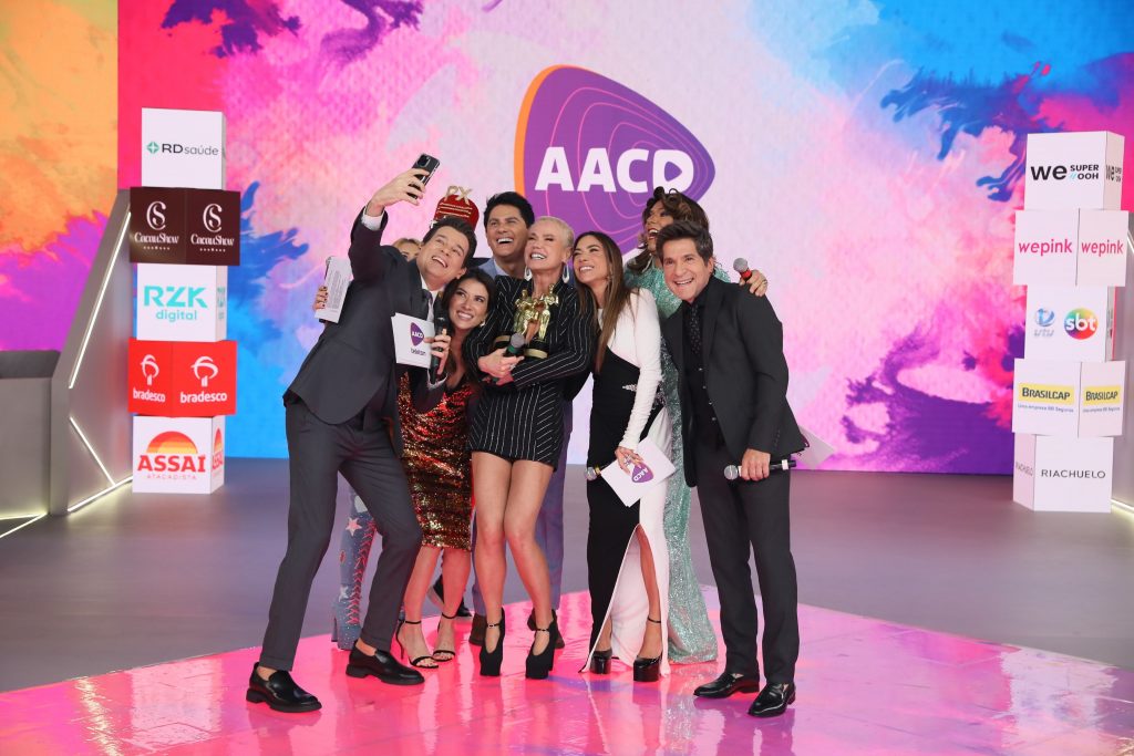 Celso Portiolli tira selfie com Xuxa, Patricia e Receba Abravanel, Daniel, Cesar Filho e Narcisa (Thiago Barnabé) no palco do Teleton 2024