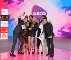 Celso Portiolli tira selfie com Xuxa, Patricia e Receba Abravanel, Daniel, Cesar Filho e Narcisa (Thiago Barnabé) no palco do Teleton 2024