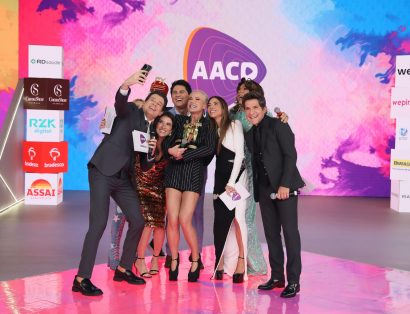 Celso Portiolli tira selfie com famosos