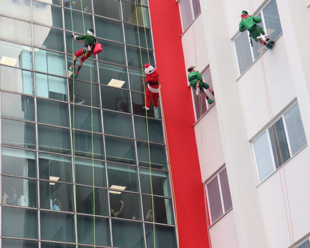 Profissionais vestidos de Papai Noel e duendes fazem espetáculo natalino na AACD