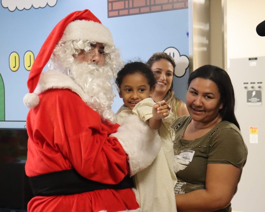 O apresentador João Silva, filho do Faustão, se vestiu de Papai Noel e participou de ação de Natal na AACD