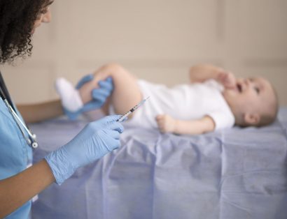 Bebê recebendo vacina da poliomielite