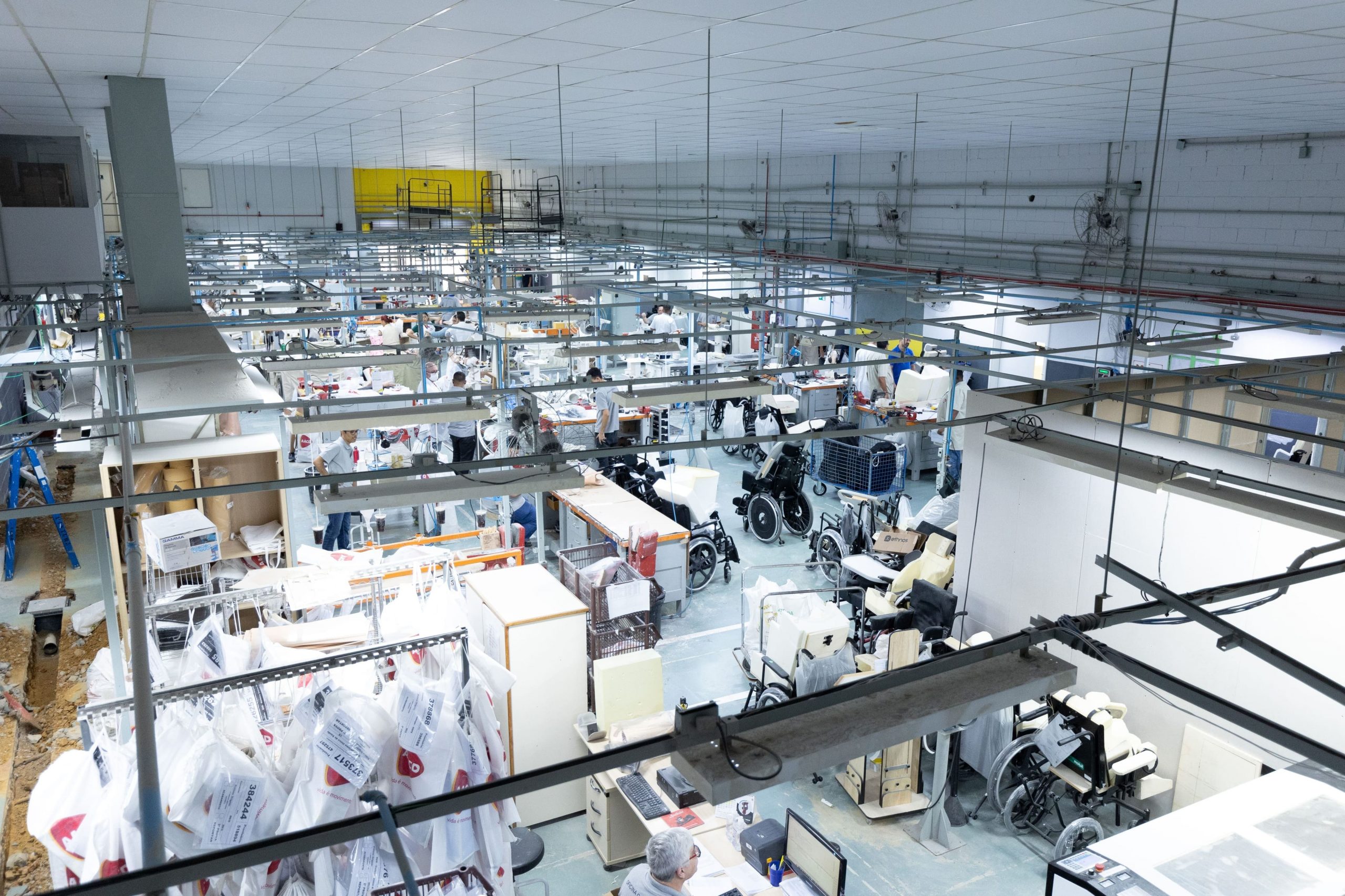 Oficina da AACD onde as palmilhas são produzidas
