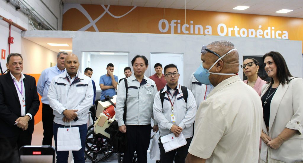 Representantes da Toyta Brasil em visita à Oficina Ortopédica AACD.