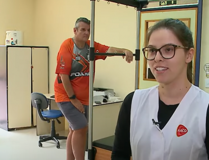 Juliano Kessler com sua fisioterapeupa na AACD Porto Alegre