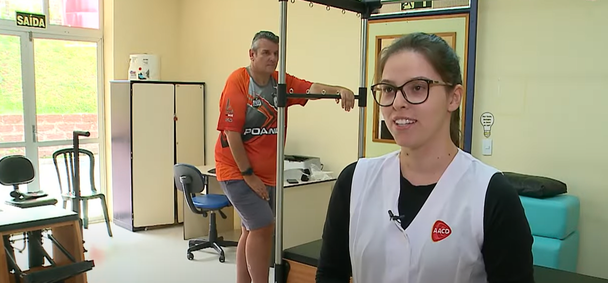 Juliano Kessler com sua fisioterapeupa na AACD Porto Alegre