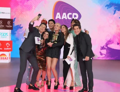 Apresentadores do Teleton 2024 reunidos no palco