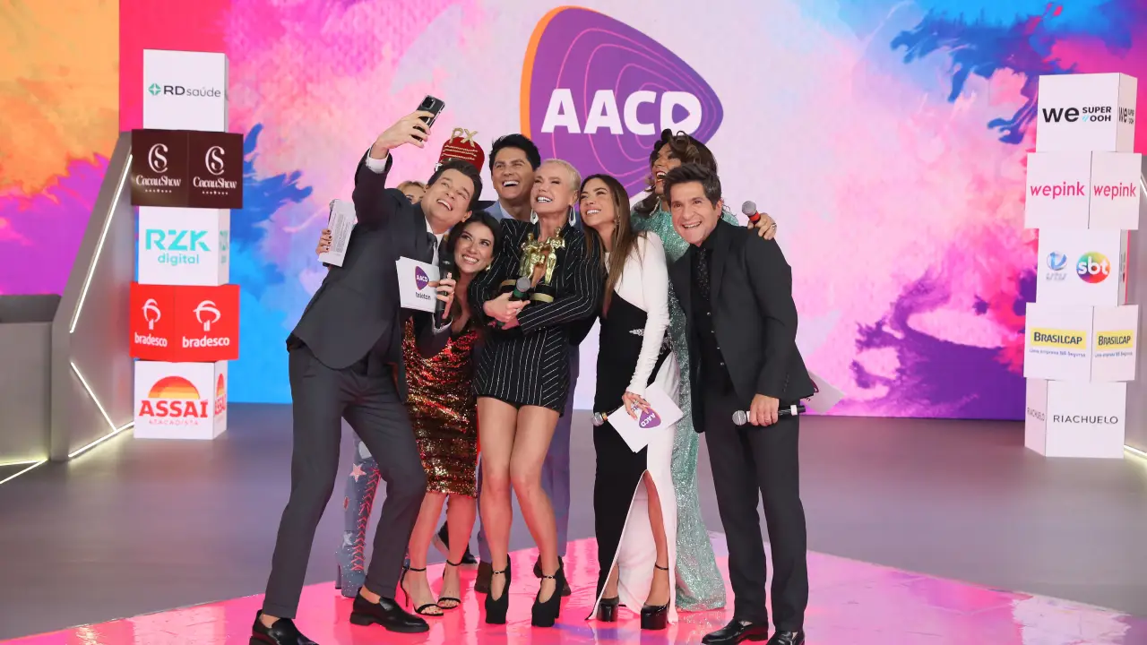 Apresentadores do Teleton 2024 reunidos no palco