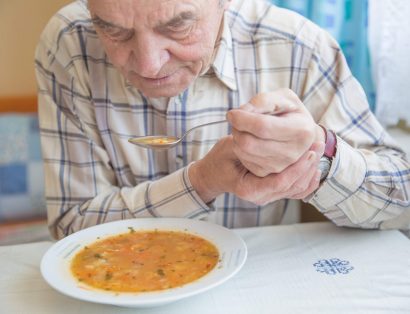 Pessoa com Parkinson se alimentando